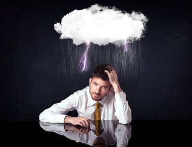 Depresyondaki işadamı bulutların altında oturuyor
