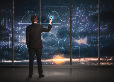 İş adamı iş grafikleri çiziyor