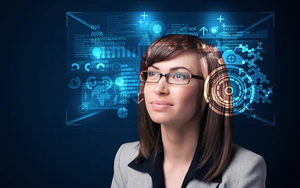 Jovem mulher olhando com óculos futuristas inteligentes de alta tecnologia — Fotografia de Stock