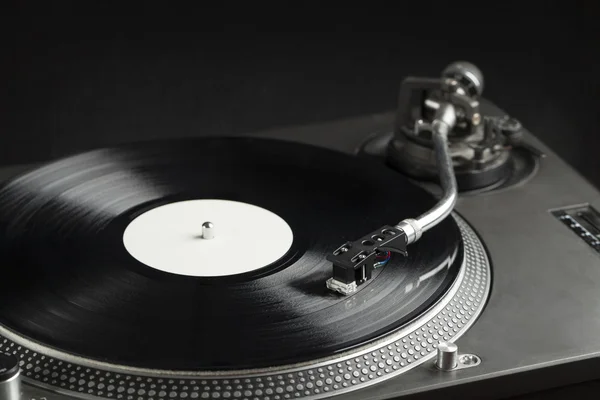 Giradischi che suonano il vinile da vicino con ago sul disco — Foto Stock