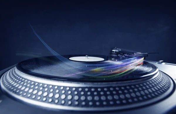 Lettore musicale che riproduce musica in vinile con linee astratte colorate — Foto Stock