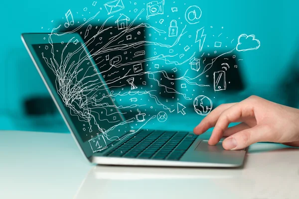 Dizüstü dizüstü bilgisayar doodle Icon bulut sym ile basarak adam — Stok fotoğraf