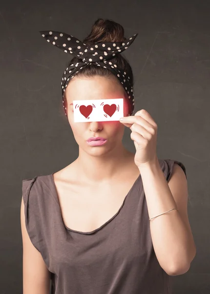 Hübsches Mädchen hält Papier mit roter Herzzeichnung — Stockfoto