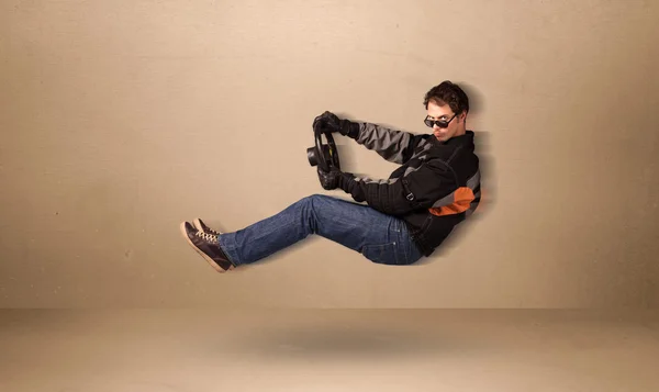 Ευτυχισμένος αστείος άνθρωπος που οδηγεί ένα ιπτάμενο αυτοκίνητο έννοια — Φωτογραφία Αρχείου