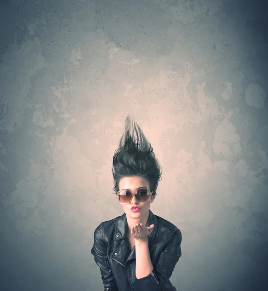 Estilo de cabelo extremo jovem mulher retrato — Fotografia de Stock