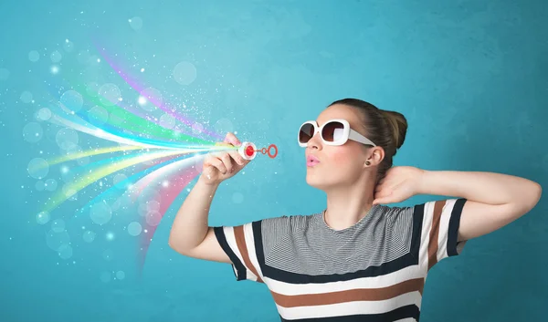 Vacker flicka blåser abstrakta färgglada bubblor och linjer — Stockfoto