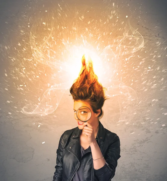 Ung kvinna med energiskt exploderande rött hår — Stockfoto