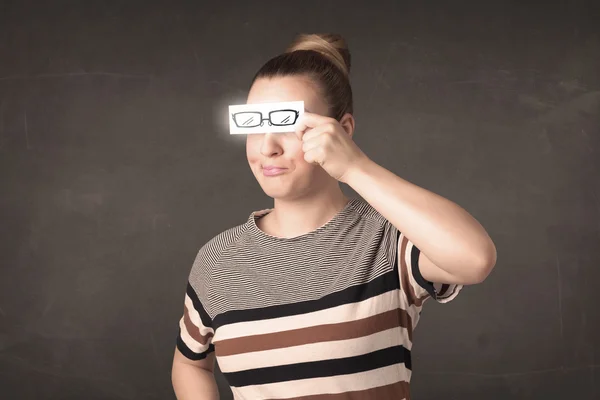 Chica feliz mirando con gafas de ojo de papel dibujado a mano — Foto de Stock