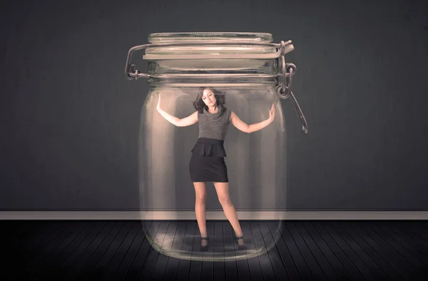 Mujer de negocios atrapada en un concepto de frasco de vidrio — Foto de Stock