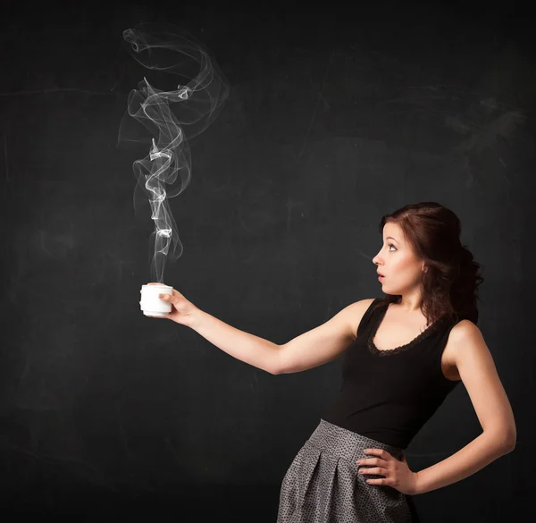 Empresária segurando um copo branco fumegante — Fotografia de Stock