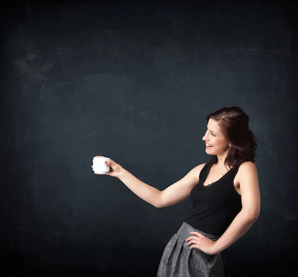 Bizneswoman trzyma biały kubek — Zdjęcie stockowe