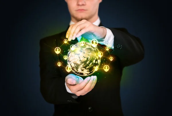 Uomo d'affari con un globo di social media — Foto Stock