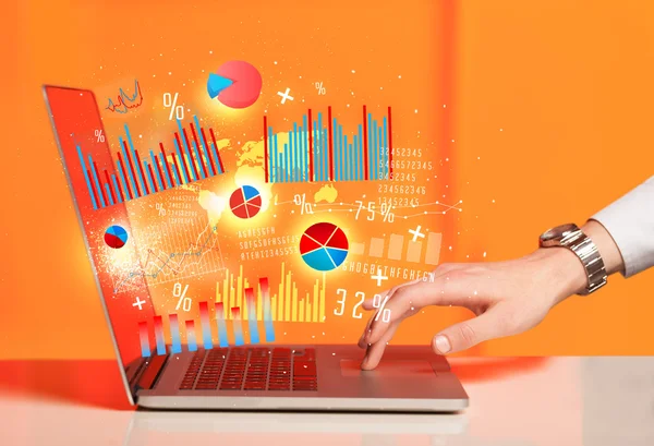 Escribir a mano en la computadora portátil moderna portátil con iconos de gráfico — Foto de Stock