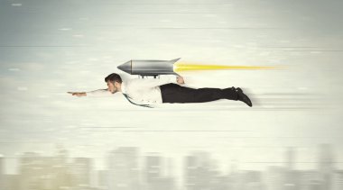 süper kahraman iş adamı ile jet pack roket CIT yukarıda uçan