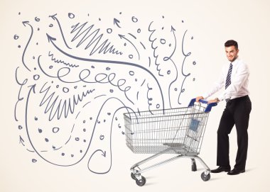 Alışveriş arabalı bir iş adamı.