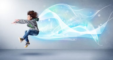 Etrafında soyut mavi eşarpla atlayan sevimli bir genç.