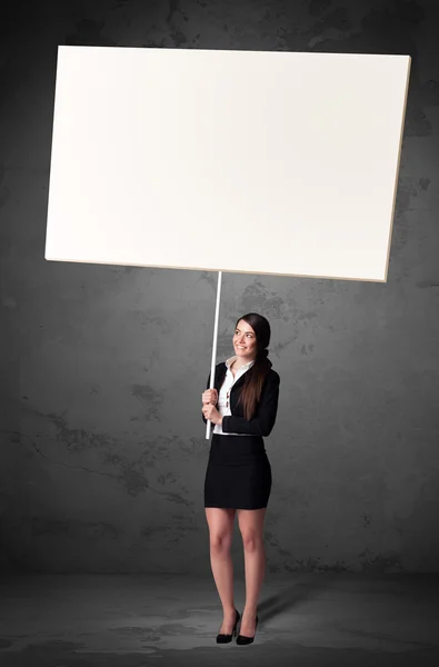 Zakenvrouw met lege whiteboard — Stockfoto