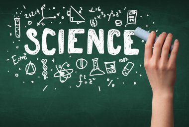 Olgun bilim adamı gemide çizim yapıyor.