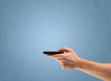 Telefon aygıtı profilden tutuluyor