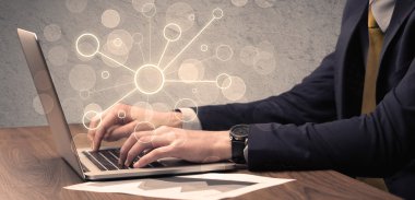 Dizüstü bilgisayarda yazan bilim işçisi