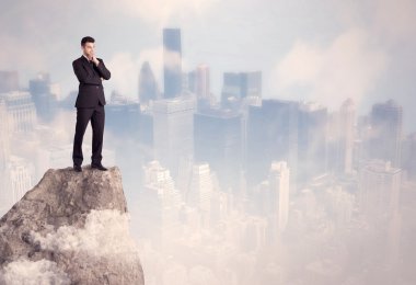 Kazanan şehir işadamı taşın üstünde 