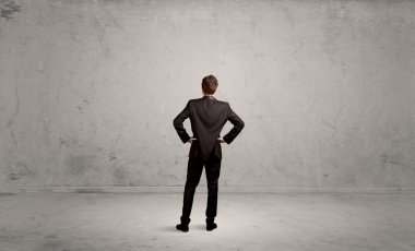 İş adamı boş kentsel alanda kayboldu