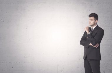 Açık arka plan ile zarif işadamı