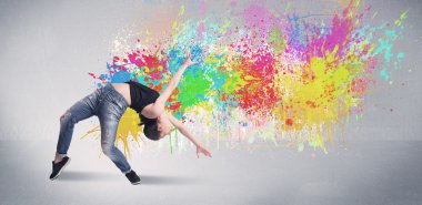 Renkli genç bir sokak dansçısı.