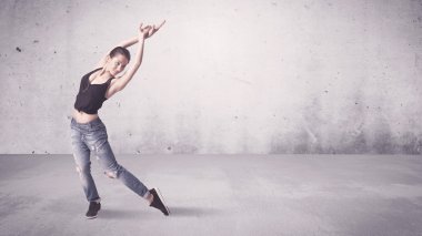 Boş geçmişi olan güzel bir şehir dansçısı.