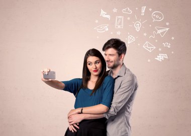 Düşünceleriyle selfie çeken çift.