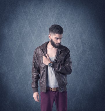 Zarif kıyafetler giymiş sakallı hippi.