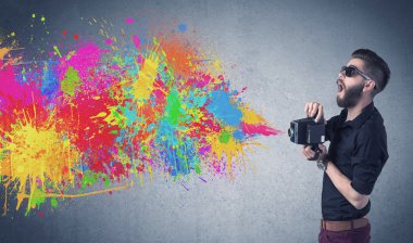 Kamera ve boya sıçratan hippi adam.