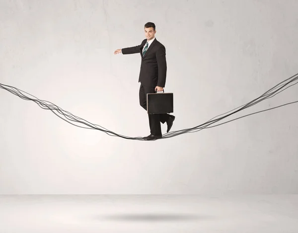 Balanceo de personal de ventas sobre cuerdas atadas — Foto de Stock