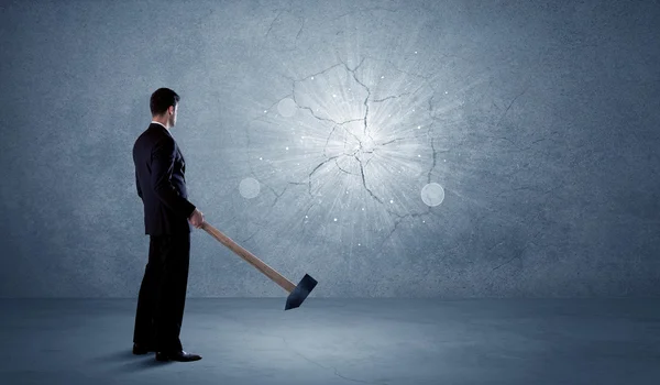 Geschäftsmann schlägt mit Hammer gegen Mauer — Stockfoto