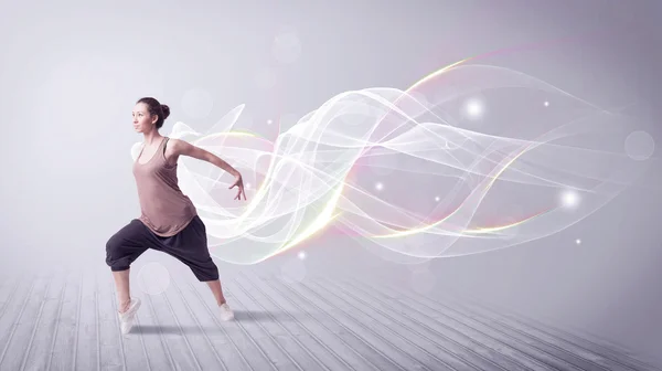 Breakdancer urbano che balla con linee bianche — Foto Stock