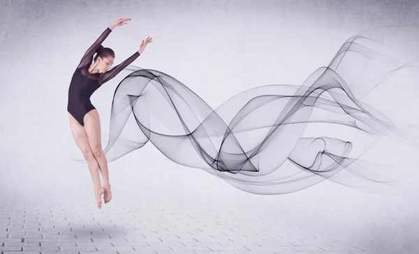 Danseuse de ballet moderne se produisant avec tourbillon abstrait — Photo