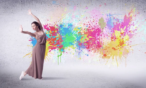 Modern street dansare hoppar med färgglada färg stänk — Stockfoto