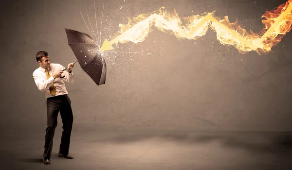 Ділова людина захищається від стріли з парасолькою — стокове фото