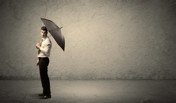 Pohledný obchodní muž držící deštník s kopie prostoru poza — Stock fotografie