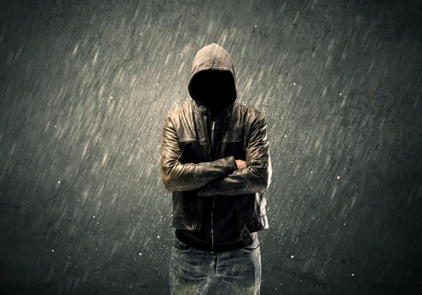 Kapüşonlu hayalet yüzlü adam