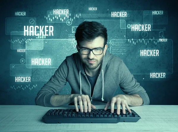 Hacker med tangentbord och glasögon — Stockfoto