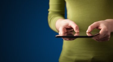 Dijital dokunmatik tablet aygıtının elele tutuşunu kapat