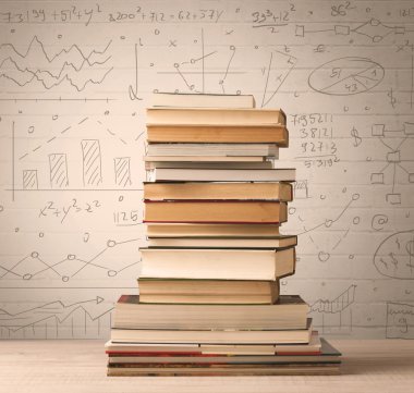 Karalama stilinde yazılmış matematik formülleri olan bir yığın kitap.