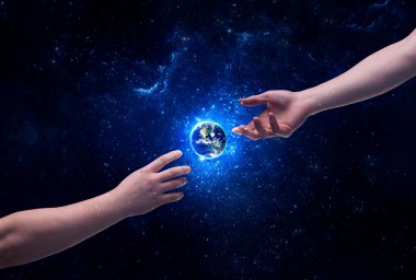 Eller uzayda Dünya 'ya dokunuyor