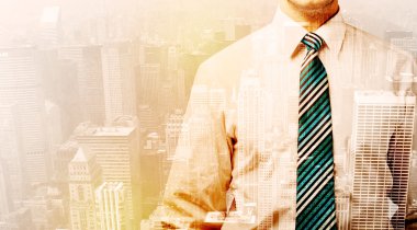 Şehrin arka planına bakan bir iş adamı