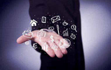 Avuçlarında çizim simgeleri olan bir ofis çalışanı