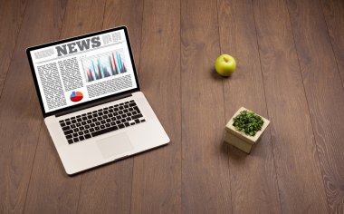 Ofis aksesuarlarıyla birlikte bilgisayar dizüstü bilgisayarı masada. 