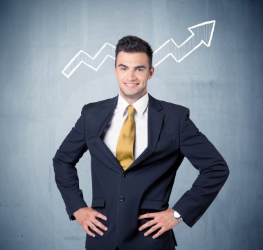 Grafik ok ile gülümseyen iş adamı