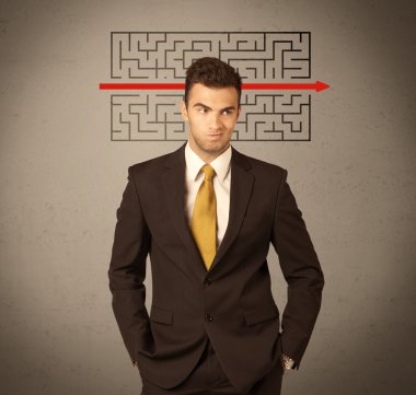 Yakışıklı iş adamı çözme labirent