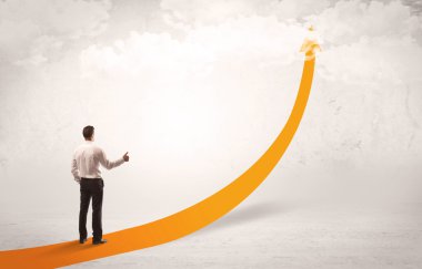 Turuncu ok üzerinde duran iş kişi